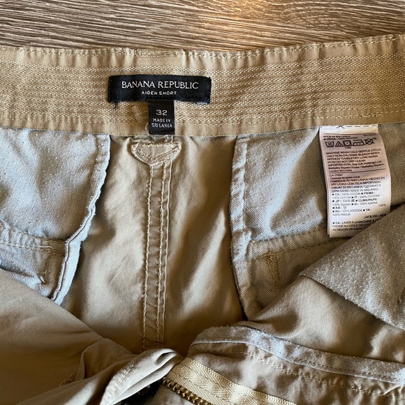 Banana Republic Cargo shorts Size 32 tan - Picture 2 of 4